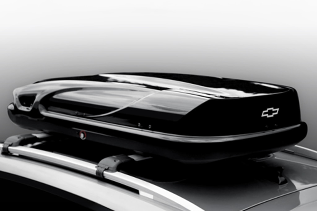 Concha portaequipaje con emblema Chevrolet y más accesorios externos para tu nueva Suburban 2025