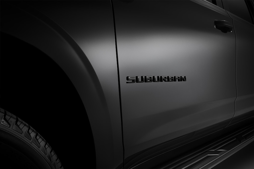 Emblema Suburban en color negro y más accesorios para personalizar tu nueva SUV 4x4 Chevrolet 