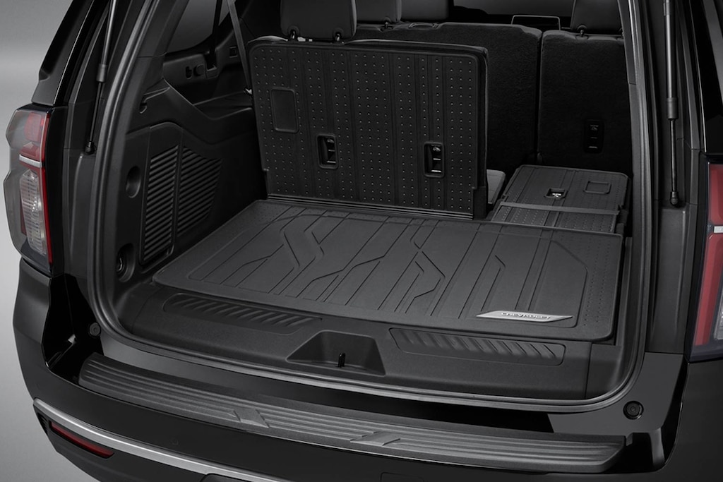 Protege el área de carga de tu Suburban 2025 con el tapete para cajuela en negro con emblema Chevrolet con cobertura extendida