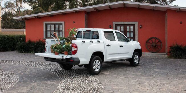 Chevrolet S10 Max 2024, pickup de doble cabina con escalones auxiliares para fácil ingreso a caja