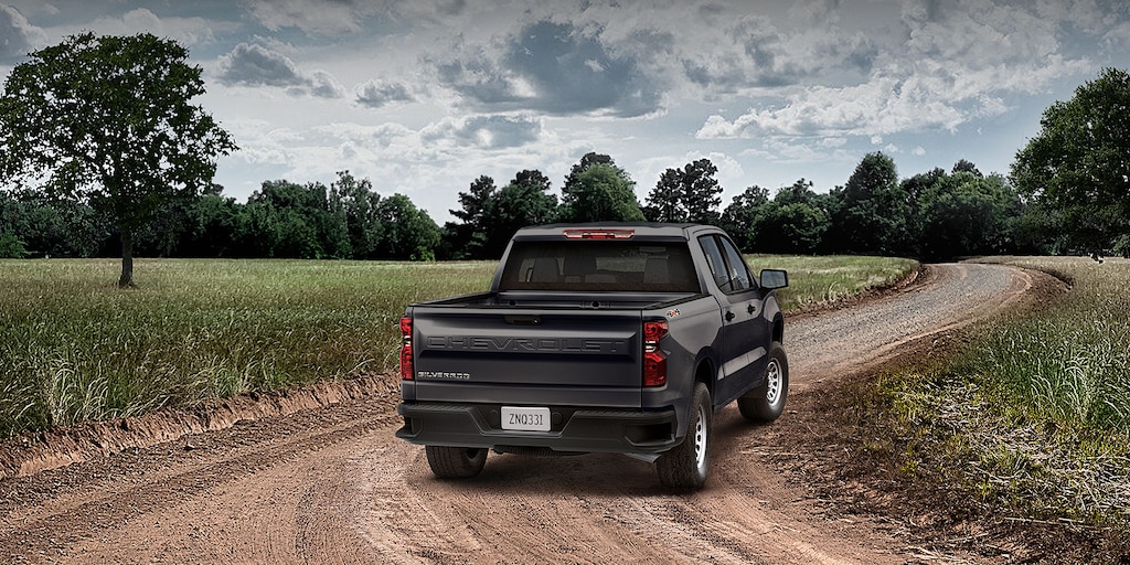 Chevrolet Silverado Turbo 2024, camioneta de trabajo con escalón auxiliar, caja de carga con Spray on Bedliner 